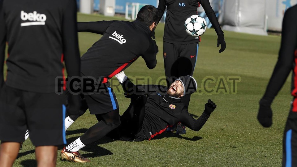 Ảnh bài viết Suarez khiến Pique ngã chổng vó trong buổi tập của Barcelona