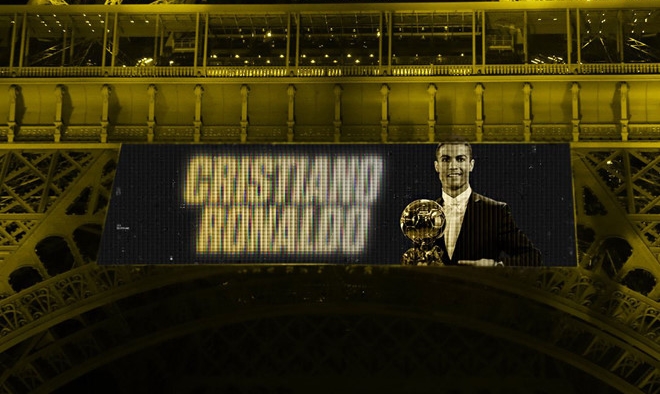 Hình ảnh Ronaldo nhận Quả bóng vàng xuất hiện trên mạng xã hội