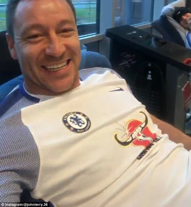 Ảnh bài viết John Terry hớn hở khi trở lại Chelsea điều trị chấn thương