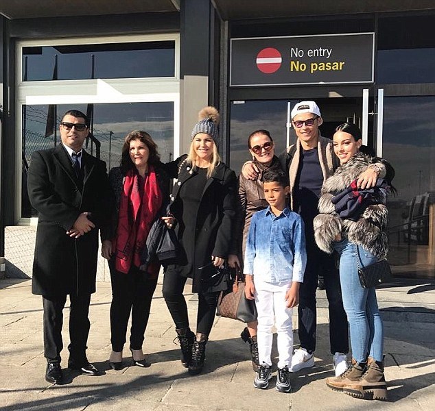 Ảnh bài viết Cristiano Ronaldo đem cả đại gia đình sang Paris