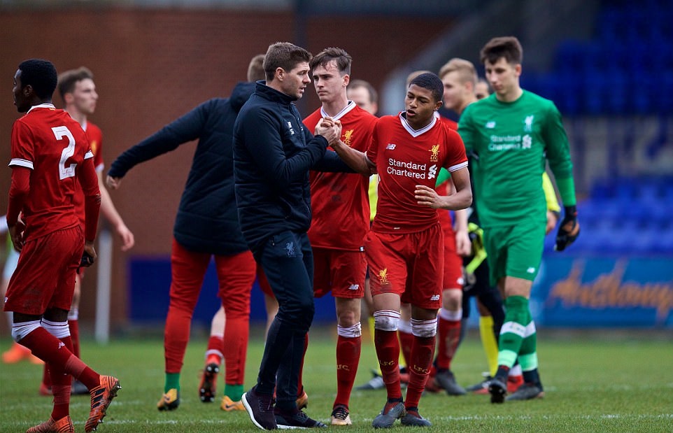 Gerrard phải ra tay khi cầu thủ trẻ Liverpool bị phân biệt chủng tộc