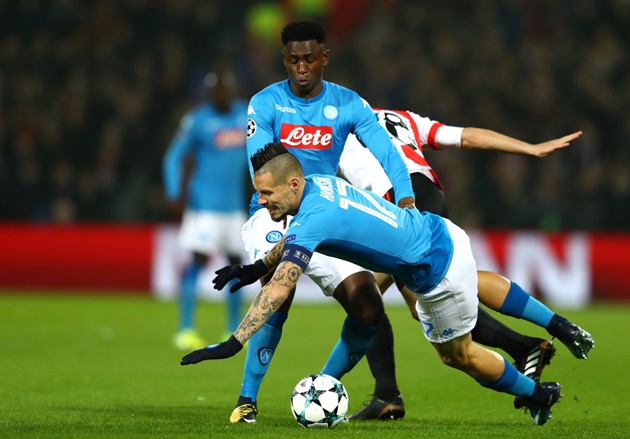 Hamsik ngã cắm mặt trước lối đá rắn của Feyenoord  