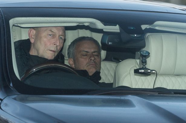 Ảnh bài viết Không màng Man City, Mourinho ngủ ngon lành trên đường đến sân tập