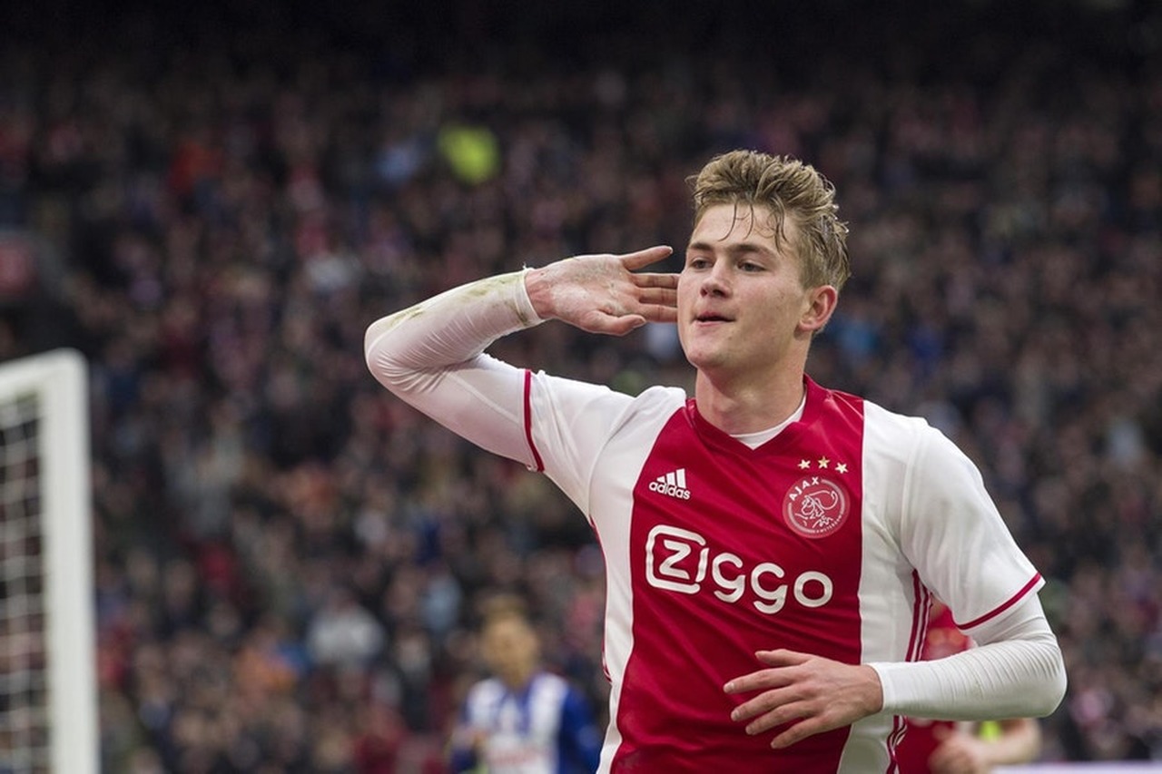 Nóng: Ajax chủ động nhả 'ngọc quý' cho Barca
