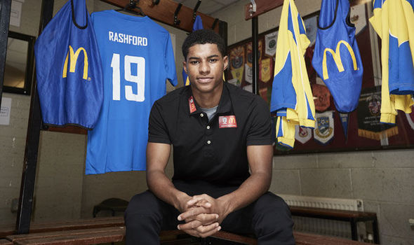 Ảnh bài viết Rashford khoác chiếc áo đấu lạ hoắc trước derby Manchester