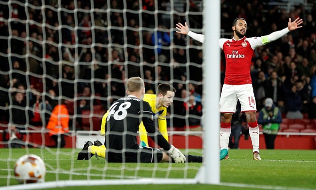 Walcott và Giroud vượt mặt Fabregas, Van Persie