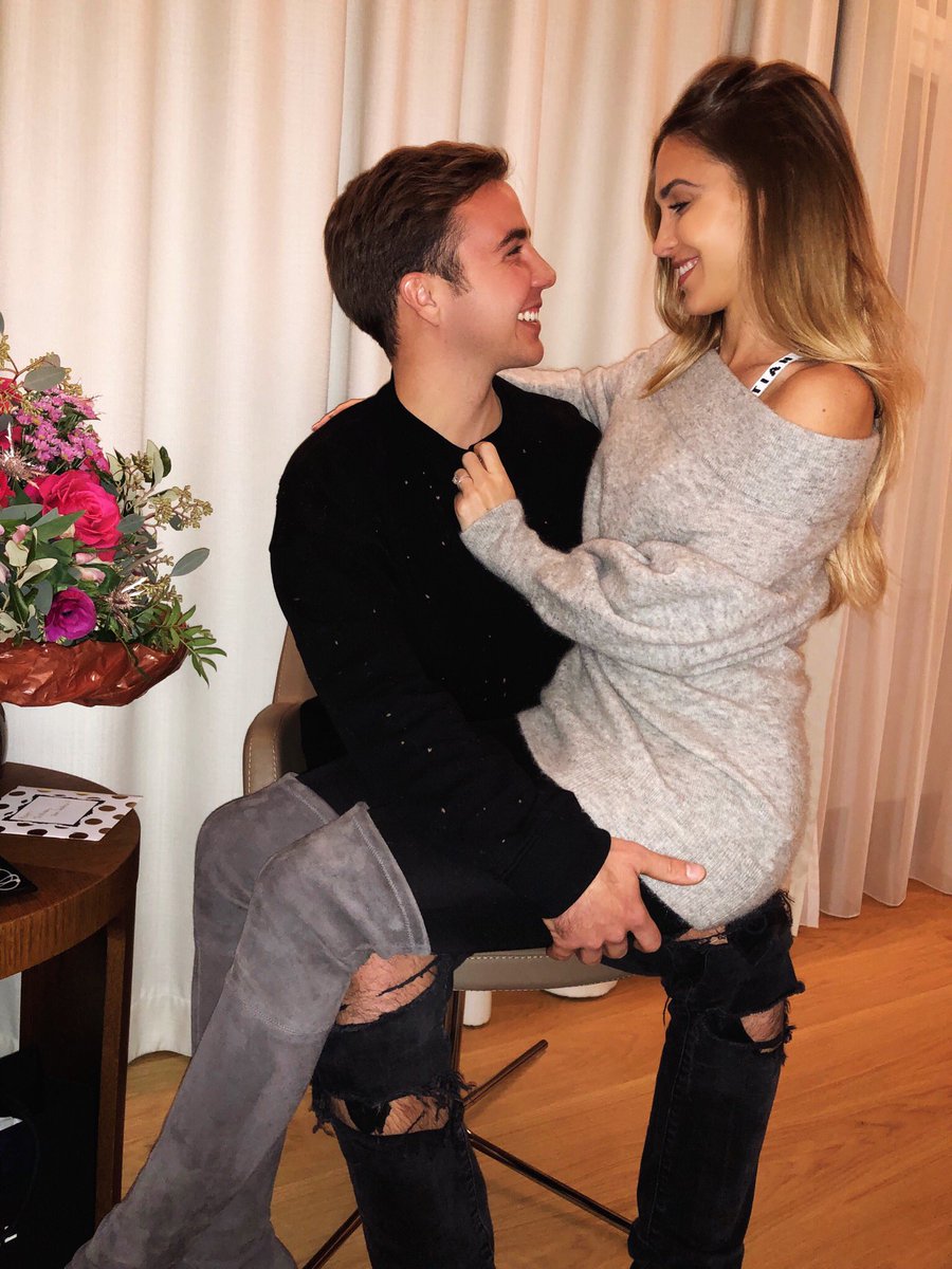 Mario Gotze gây bão với ảnh "học sinh - phụ huynh"