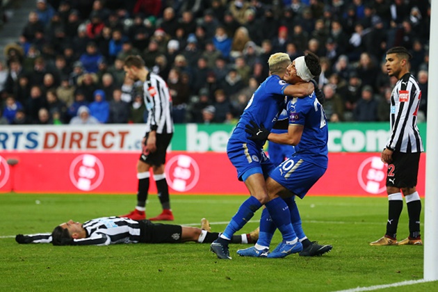 Okazaki ôm đầu máu, đem lại chiến thắng thứ 3 liên tiếp cho Leicester