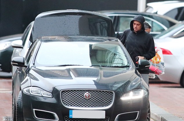 Ảnh bài viết Tất bật cho derby, Mourinho bơ phờ có mặt ở nơi hội quân