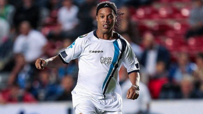 Ronaldinho phô diễn kỹ thuật trước Estrelas