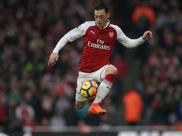 Arsenal tung đòn quyết định để giữ chân Ozil