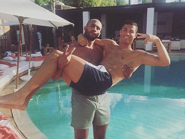 ‘Bạn trai tin đồn’ của Ronaldo mãn hạn tù, sẵn sàng tranh đai thế giới