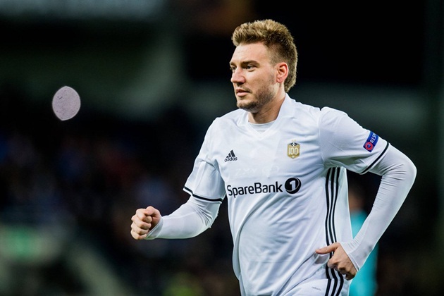'Chúa tể' Bendtner viết tâm thư sau mùa bóng rực rỡ nhất cuộc đời