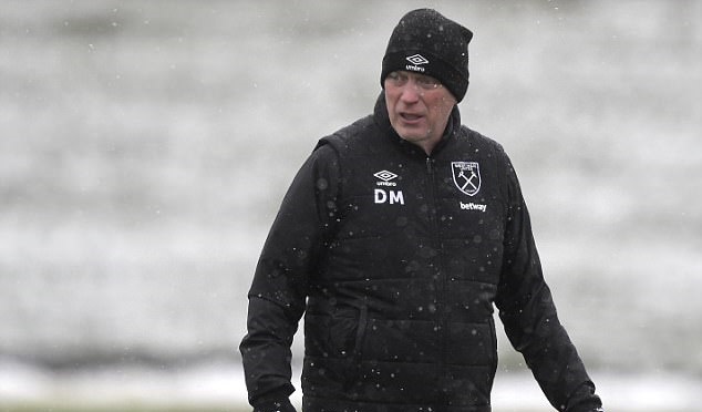 Mặc tuyết rơi, Moyes hò hét chỉ đạo học trò gây sốc cho Arsenal