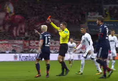 Tình huống trọng tài 'xóa thẻ' ngay trong trận đấu tại Bundesliga