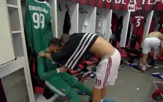 Bị CĐV Milan chỉ trích, Donnaruma chỉ biết khóc trong phòng thay đồ