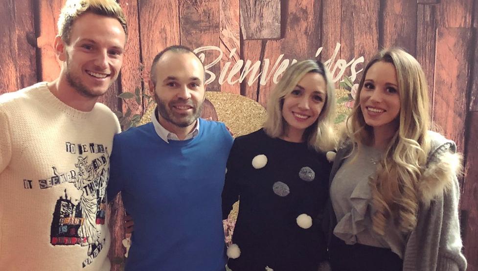 Iniesta rủ 'cạ cứng' chung vui sinh nhật vợ yêu