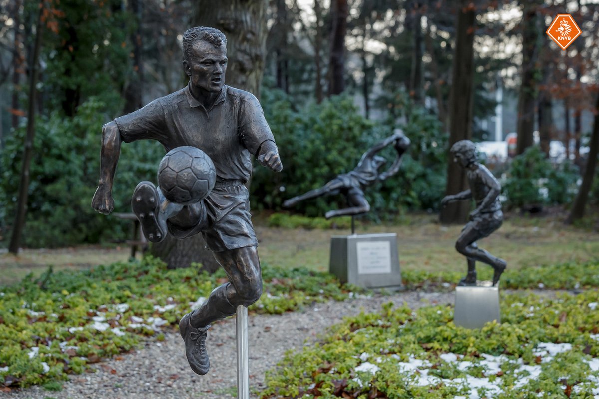 Ảnh bài viết Dennis Bergkamp lần thứ hai được dựng tượng