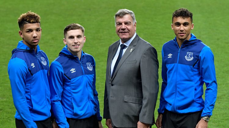 Everton trói chân một lúc 3 sao trẻ