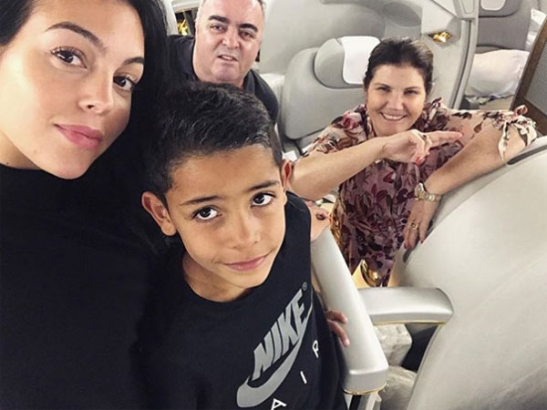 Gia đình 'rồng rắn' sang Trung Đông cổ vũ Ronaldo