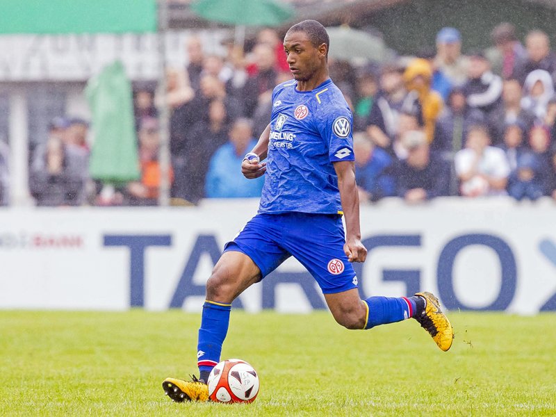 Arsenal săn ngọc thô thay Per Mertesacker
