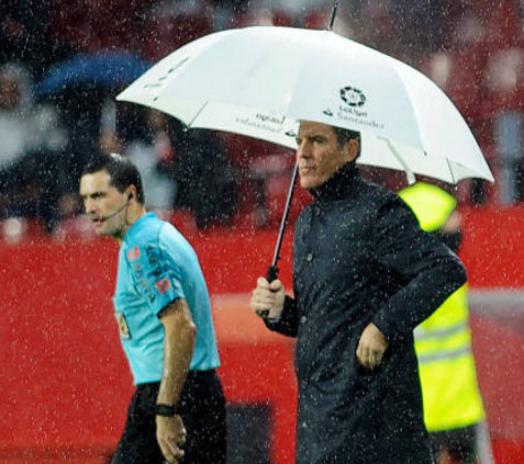 Ảnh bài viết Mưa tầm tã trong ngày HLV bị ung thư của Sevilla tái xuất 