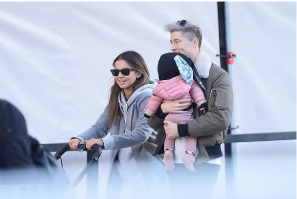 Ảnh bài viết Lewandowski hạnh phúc bồng con cùng vợ đi dạo phố