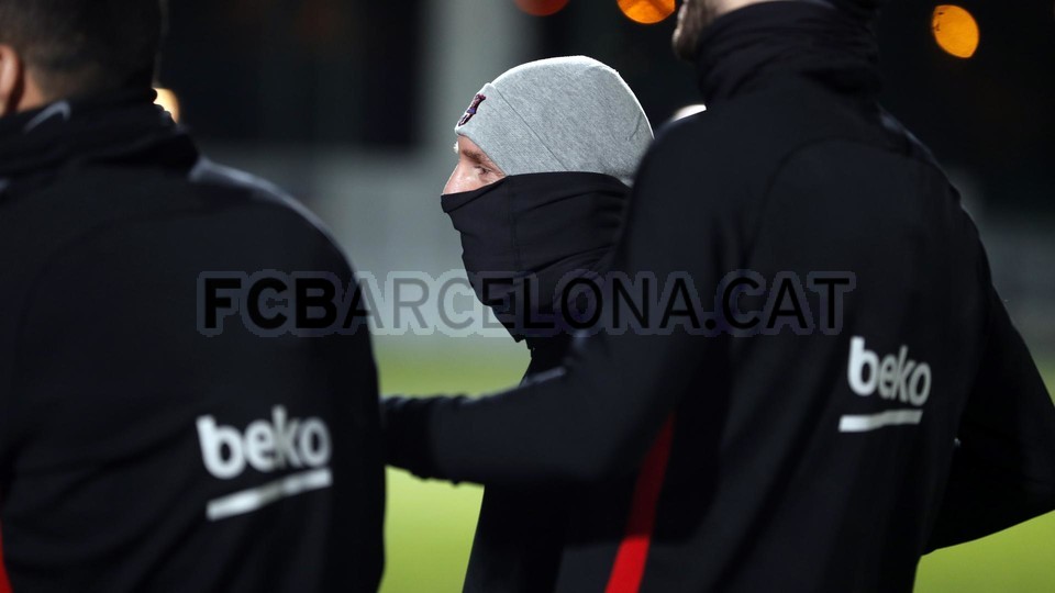 Ảnh bài viết Messi trùm kín đầu trên sân tập, Barca sẵn sàng khiến Real nản lòng