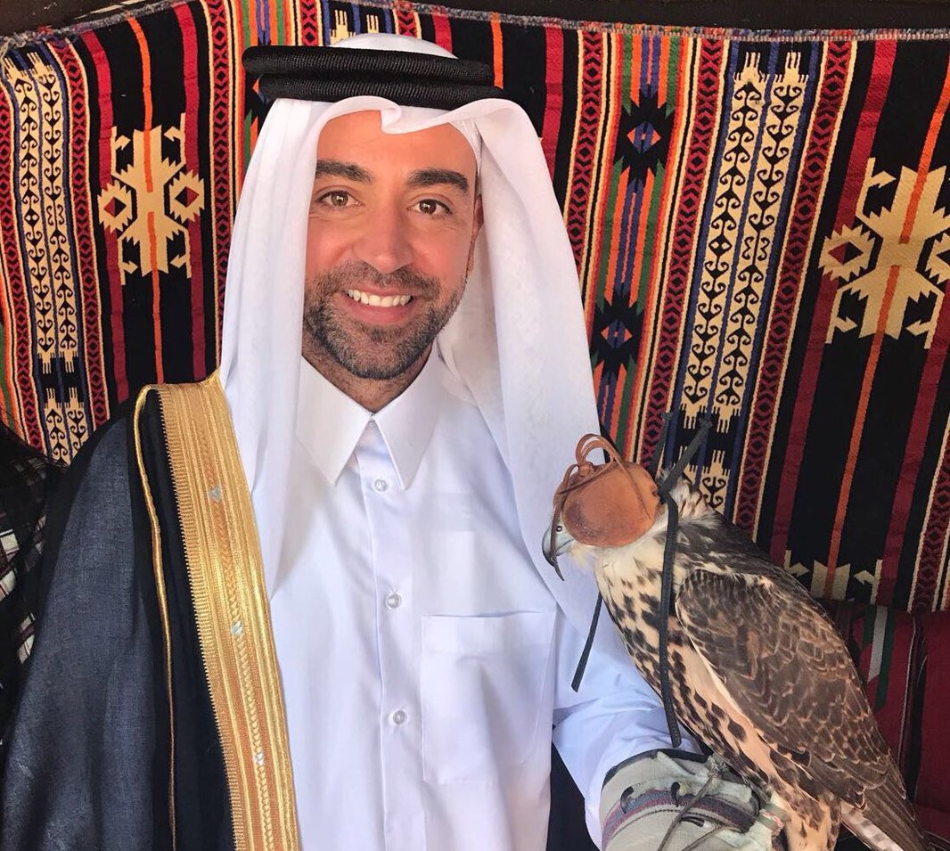 Ảnh bài viết Xavi như một nhà quý tộc trong trang phục của Qatar