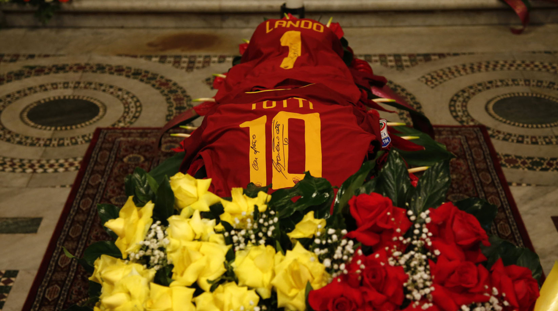 Áo của Totti được tuẫn táng theo người chết