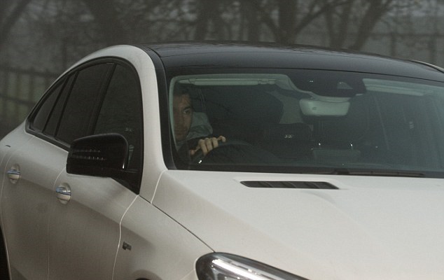 Ảnh bài viết Mkhitaryan buồn rũ rượi lái xe đến sân tập Man Utd