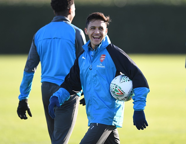 Ảnh bài viết Sanchez tươi rói, Wenger hằn học trong buổi tập mới nhất của Arsenal