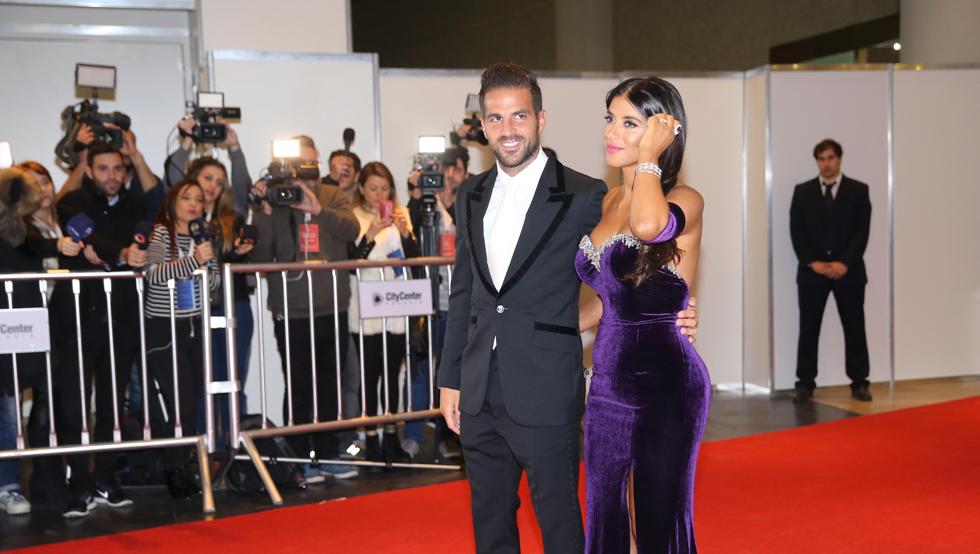 Fabregas chính thức 'đeo gông' với 'máy bay bà già'