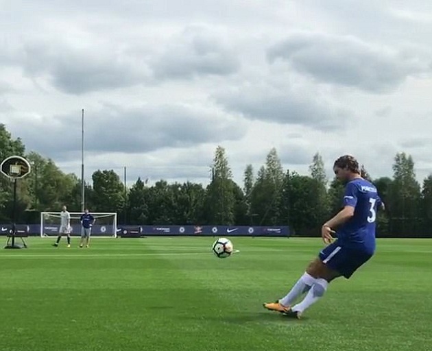 Ảnh bài viết Lác mắt với siêu phẩm của Marcos Alonso trên sân tập