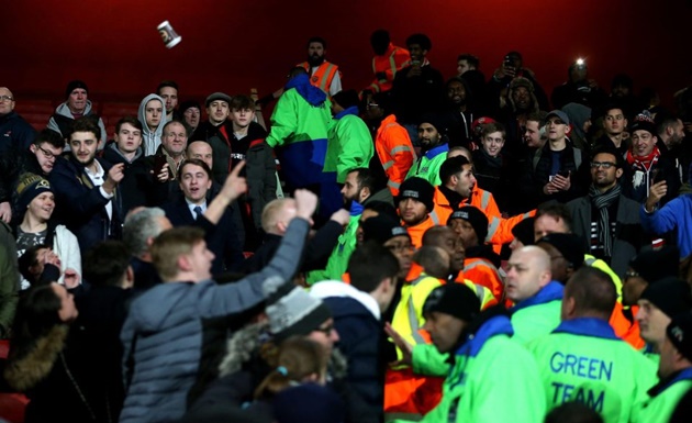 Ảnh bài viết Cận cảnh hỗn chiến ở Emirates đêm qua