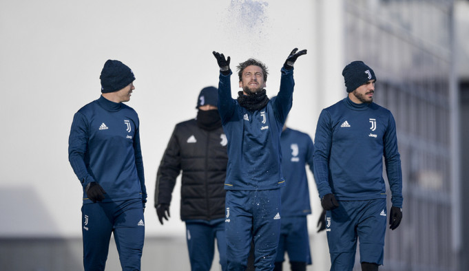 Ảnh bài viết Dàn sao Juventus thích thú nghịch tuyết trên sân tập