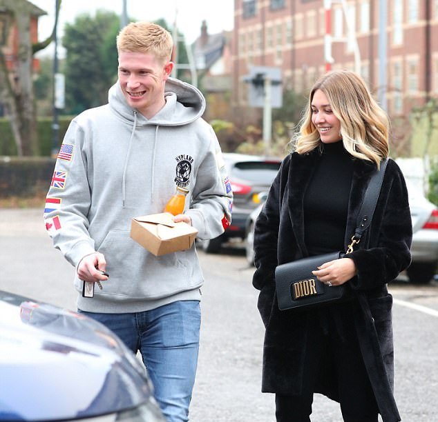Ảnh bài viết Được nghỉ ngơi, De Bruyne tranh thủ 'tình tứ' cùng vợ mới cưới