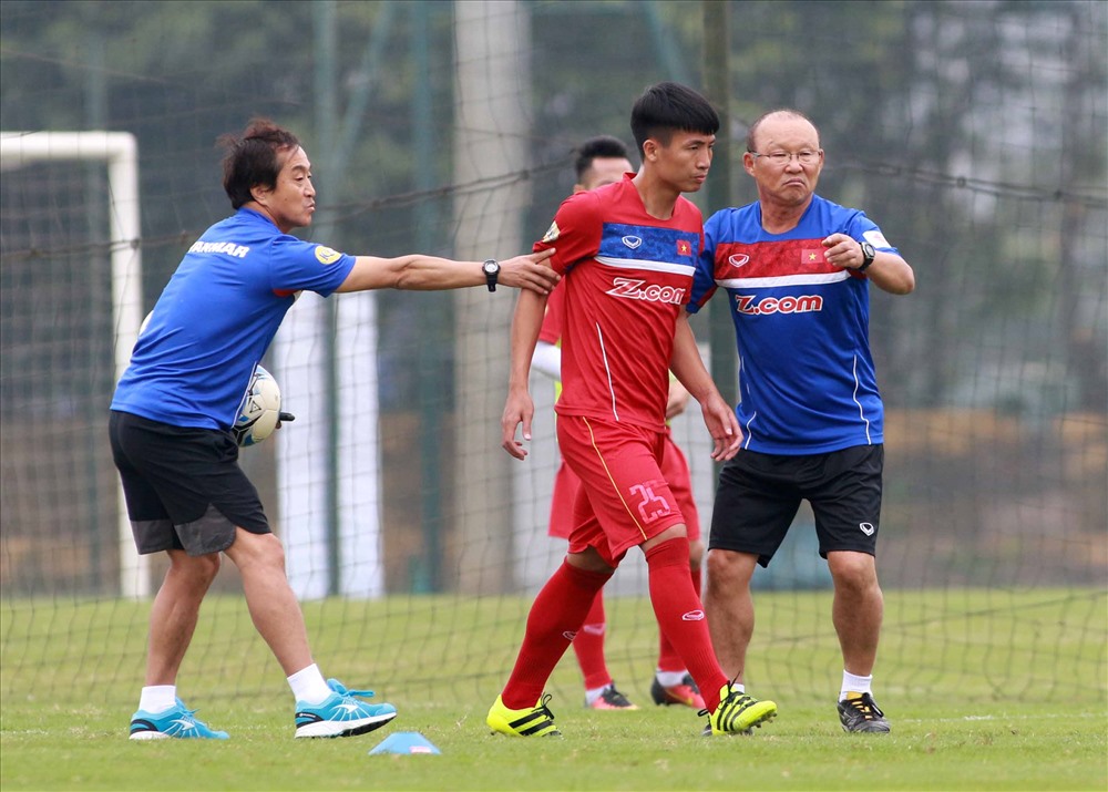 Hàng thủ tan hoang, thầy Park 'cố đấm ăn xôi' với 3-4-3?