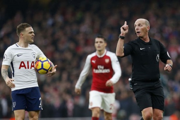 Khoảnh khắc khiến Mike Dean bị dân mạng chế giễu