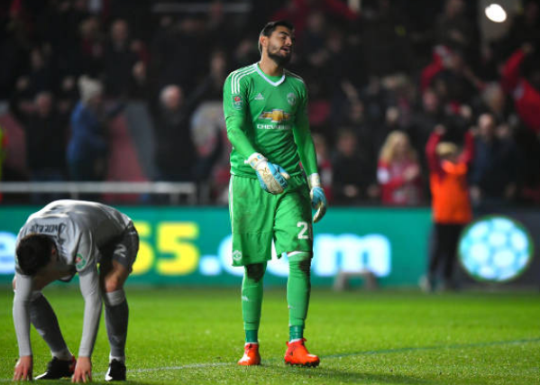 Thủng lưới phút bù giờ, Man United cay đắng thành nhà cựu vô địch 