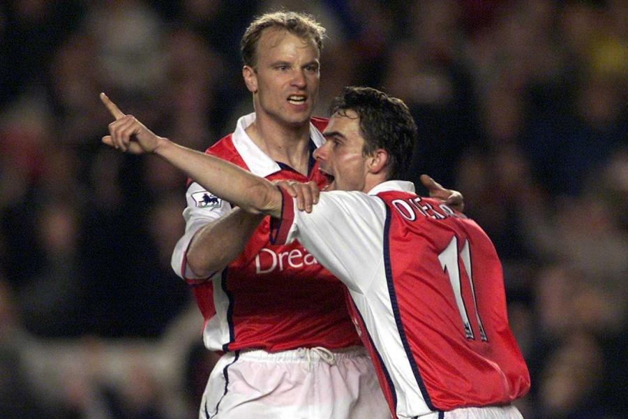 Dennis Bergkamp bị Marc Overmars và Van der Sar sa thải