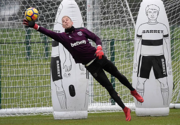 Nghe David Moyes động viên, Joe Hart bay lượn như chim trên sân tập 