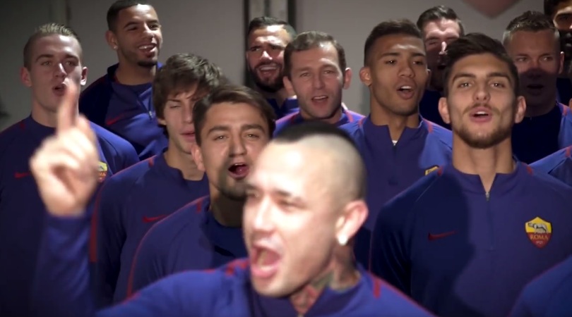 'Dàn đồng ca' AS Roma đốn tim fan bằng khúc nhạc giáng sinh