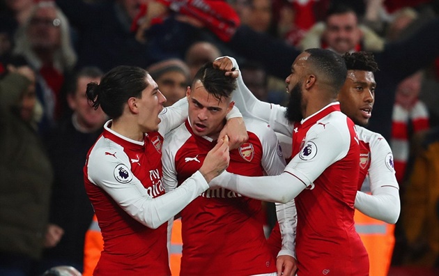 Ảnh bài viết Granit Xhaka nổi đóa sau khi bị Lacazette "túm tóc" ăn mừng