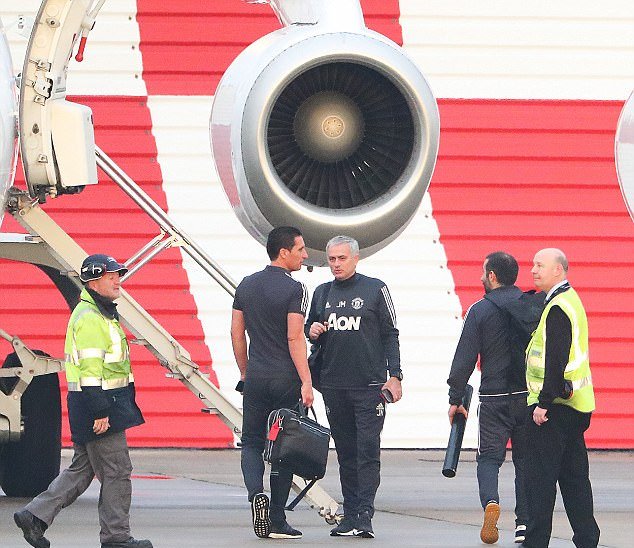 Ảnh bài viết Thầy trò HLV Mourinho hối hả lên máy bay, sẵn sàng chiến Leicester