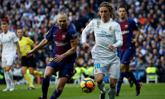 Andres Iniesta khuấy đảo cả hàng thủ Real Madrid