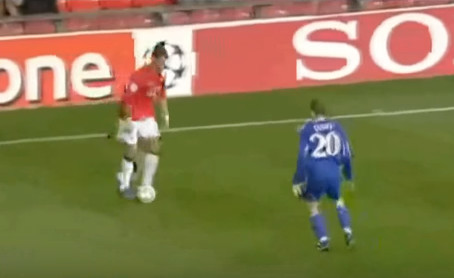 Những pha xử lý bóng đầy nghiệp dư của Ronaldo