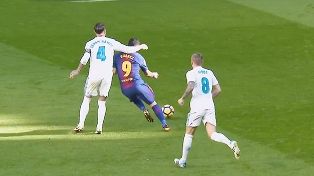 Ảnh bài viết 'Ramos xứng đáng nhận thẻ đỏ sau cú tát Suarez'