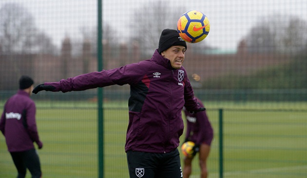 Chicharito chăm chỉ luyện "thiết đầu công" để hạ gục Bournemomouth