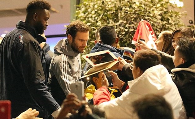 Juan Mata bị NHM vây kín trên đường đến khách sạn Lowry Hotel